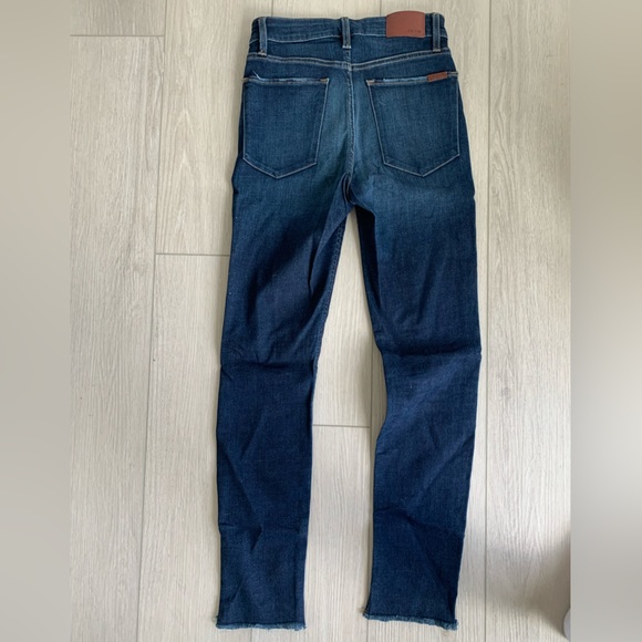 Joe’s Relaxed Fit Jeans with Freyed Hem (Size 2) - Picture 4 of 4